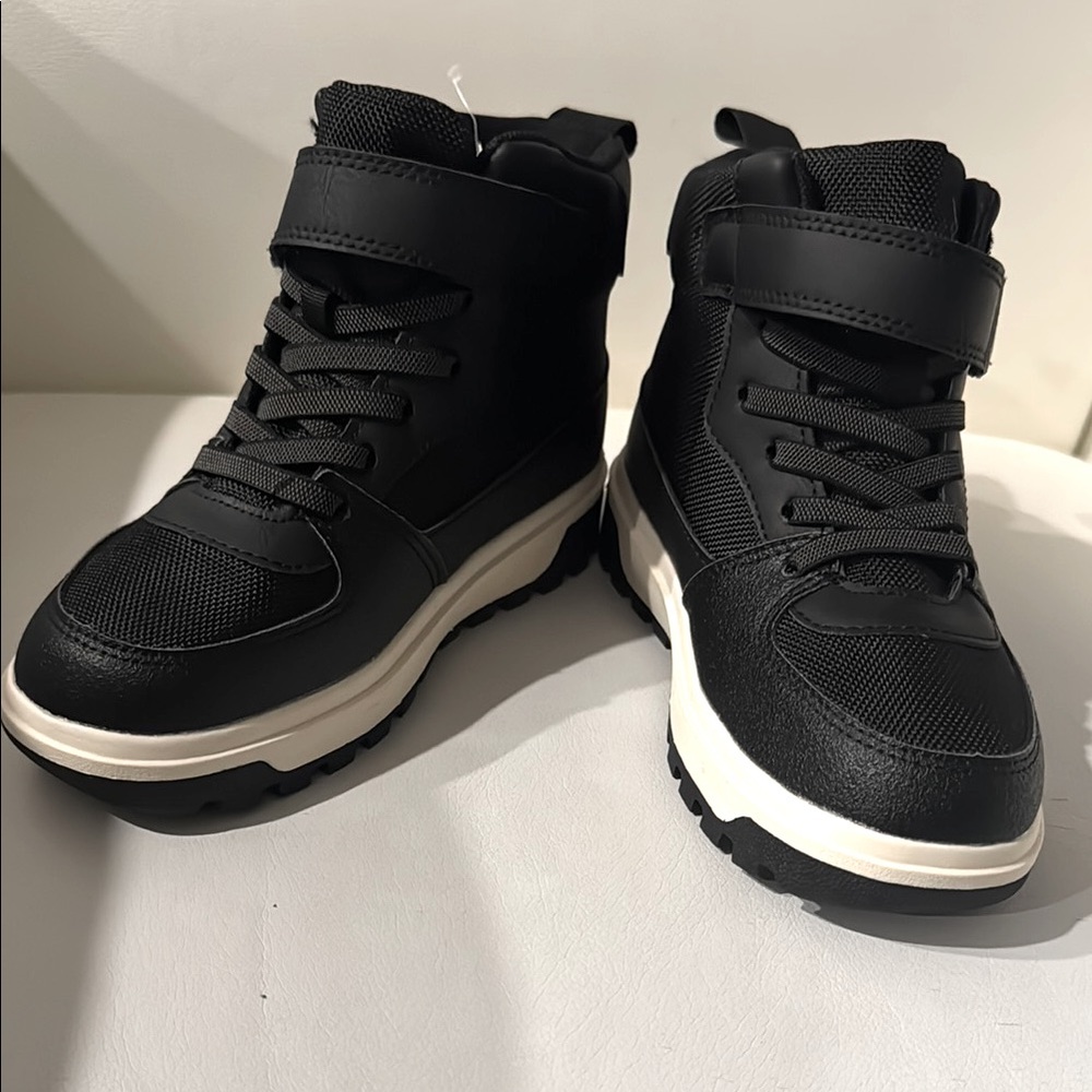 NWT boys H&M waterproof slip-on boots. Size 13.5